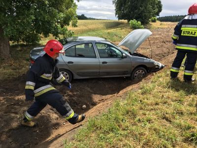 Samochód wypadł z drogi i wpadł do rowu