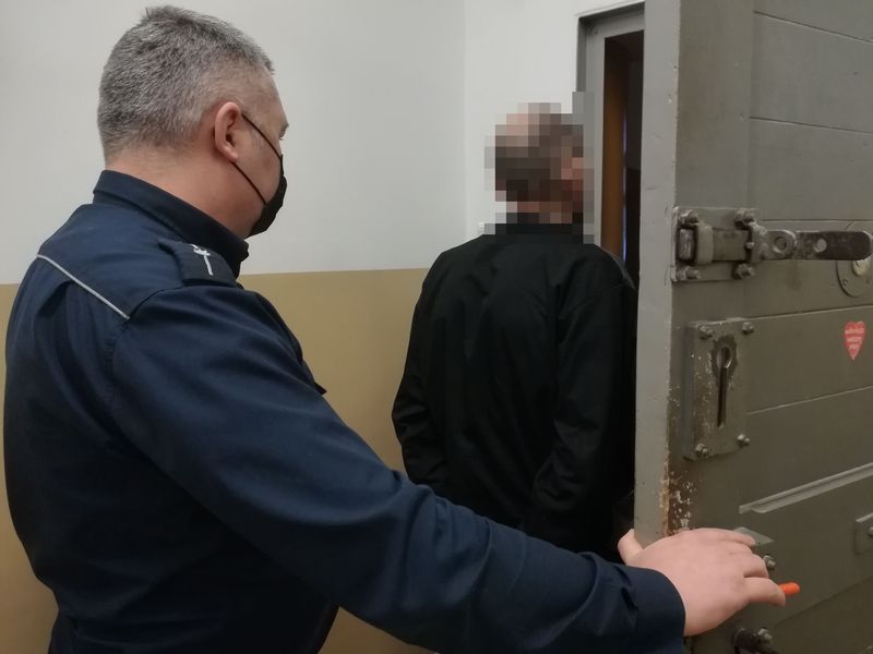 Sępoleńscy policjanci zatrzymali sklepowego włamywacza [FOTO]