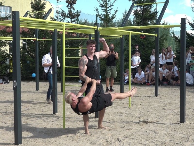 Zerwij z grawitacją - wielkie otwarcie Street Workout w Kamieniu Krajeńskim [WIDEO]