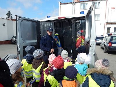 "Jagódki" z Gminnego Przedszkola nr 1 odwiedziły sępoleńskich policjantów (FOTO)