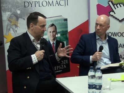 Spotkanie autorskie z Radosławem Sikorskim w sępoleńskiej bibliotece (WIDEO)