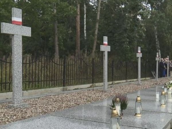Na cmentarzu w Karolewie upamiętniono ofiary II wojny światowej [WIDEO]