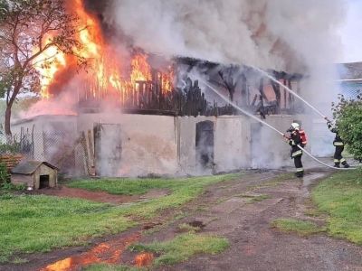 Piorun uderzył w budynek gospodarczy w Dużej Cerkwicy [FOTO/WIDEO]