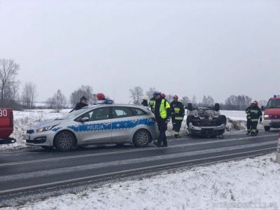 Dachowanie w Płociczu. Dwie osoby poszkodowane (FOTO)