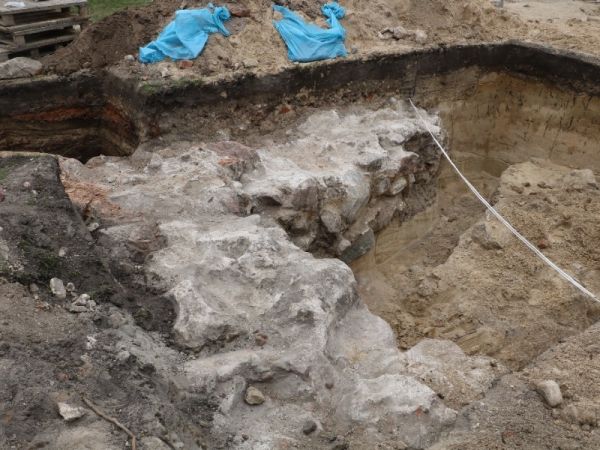 Niezwykłe odkrycie archeologiczne na Placu Wolności w Sępólnie Krajeńskim [FOTO/WIDEO]