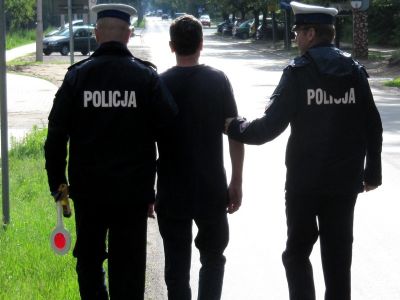 Jechał bez prawa jazdy. Chciał dać łapówkę policjantom