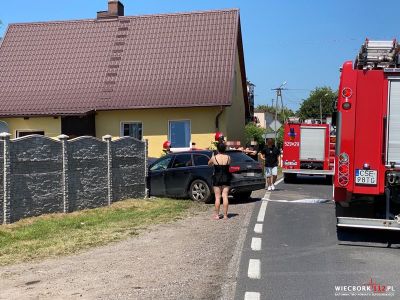 Zamarte: Kierująca Audi staranowała betonowy płot i wjechała na posesję. W osobówce była dwójka dzieci [FOTO]