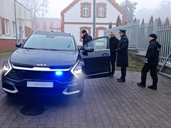 Policjanci z Sępólna Krajeńskiego otrzymali nowy, nieoznakowany radiowóz [FOTO]