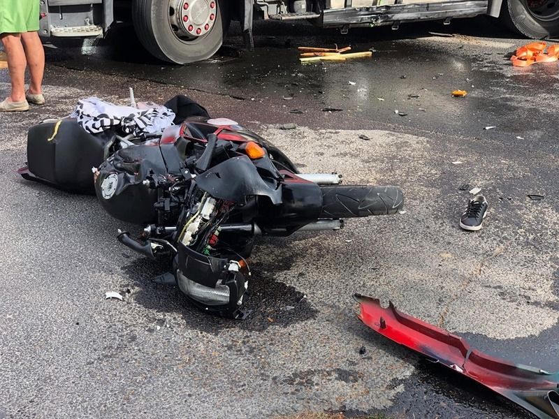 Motocyklista zderzył się z ciężarówką (FOTO)